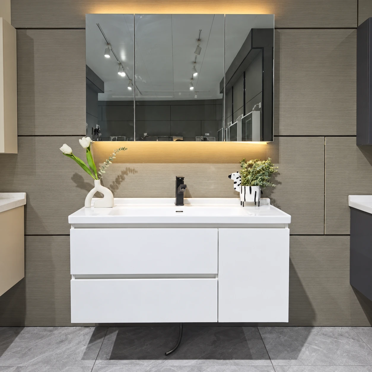 Vista de espacio del mueble de baño blanco con dos cajones y espejo con luz cálida de NuoJu