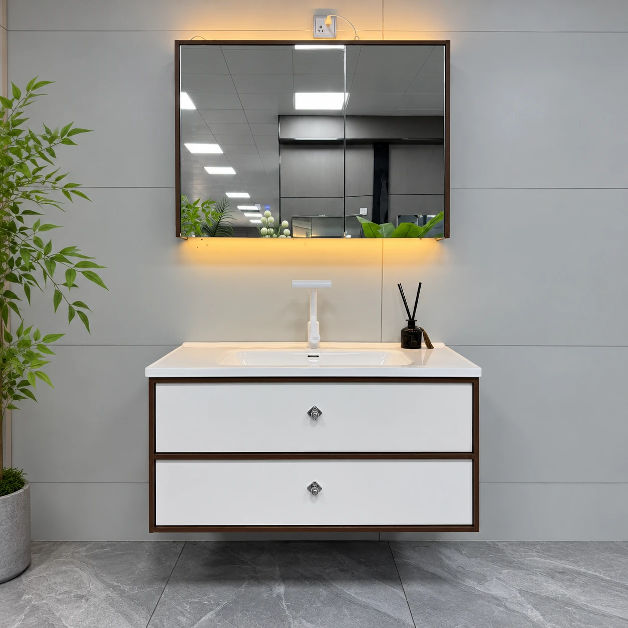 Meuble vasque clair à deux tiroirs avec cadre foncé - Espace lavabo de la salle de bain