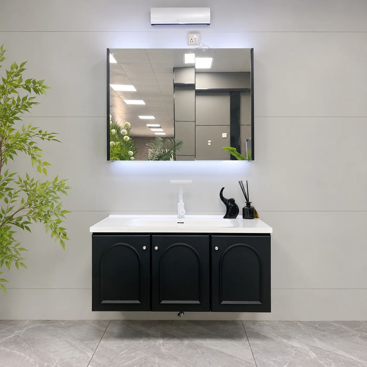 Mueble de baño verde oscuro con puertas arqueadas de Nuoju en entorno