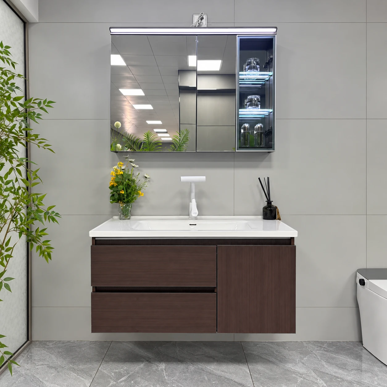 Meuble vasque à deux tiroirs en bois foncé avec miroir de rangement latéral - Espace de toilette