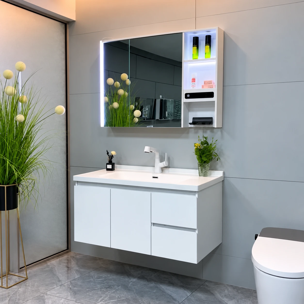 Mueble de baño en color claro con espejo lateral con estantes