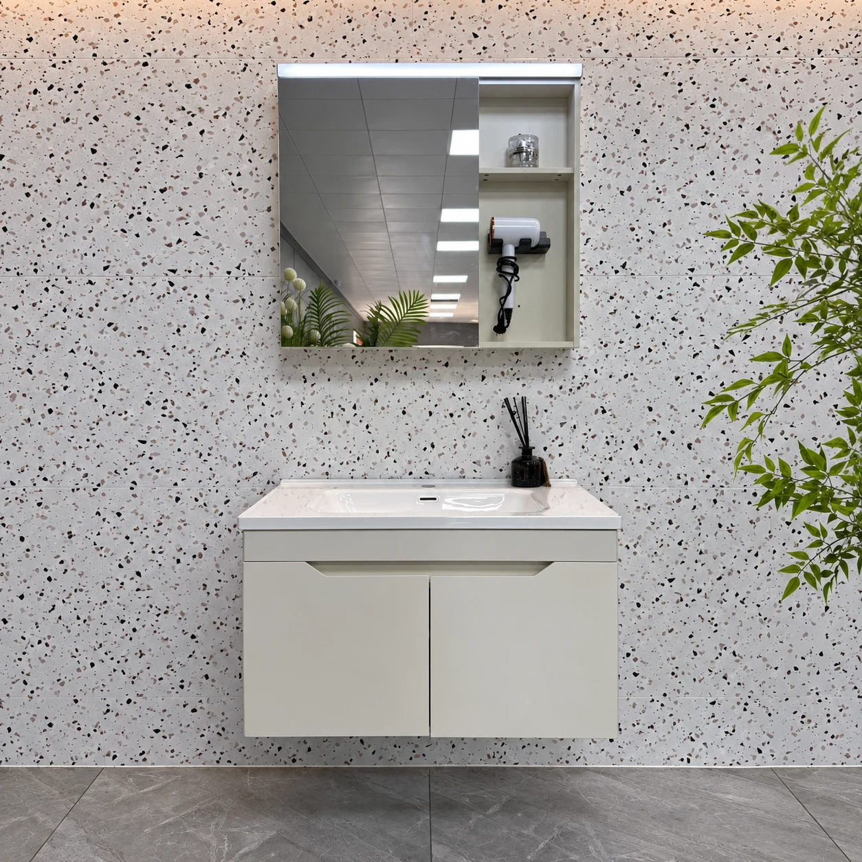 Meuble de salle de bain double porte clair avec miroir latéral avec rangement
