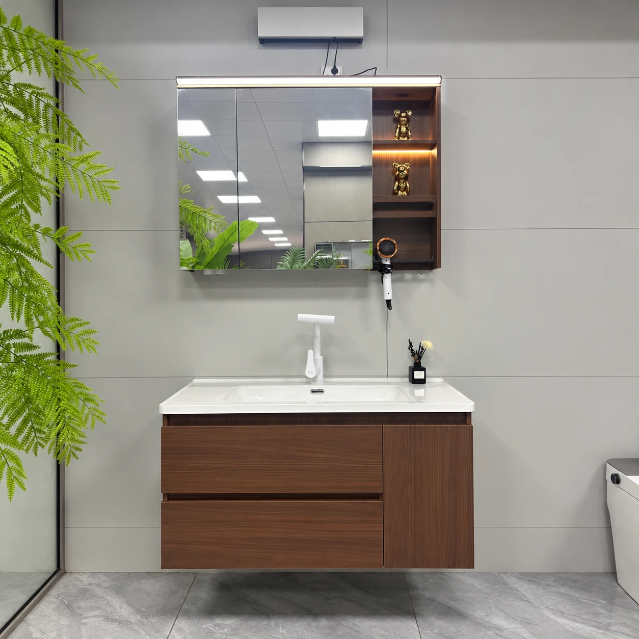 Mueble de baño marrón con veta de madera y dos cajones de Nuoju con espejo y armario
