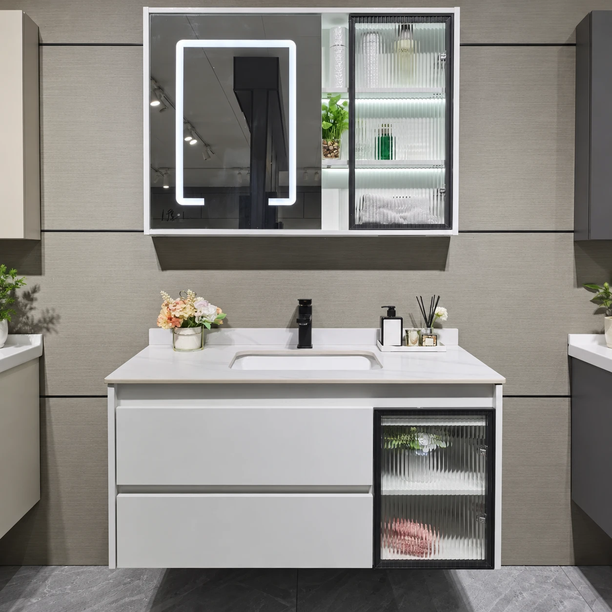 Meuble de salle de bain clair avec meuble latéral translucide