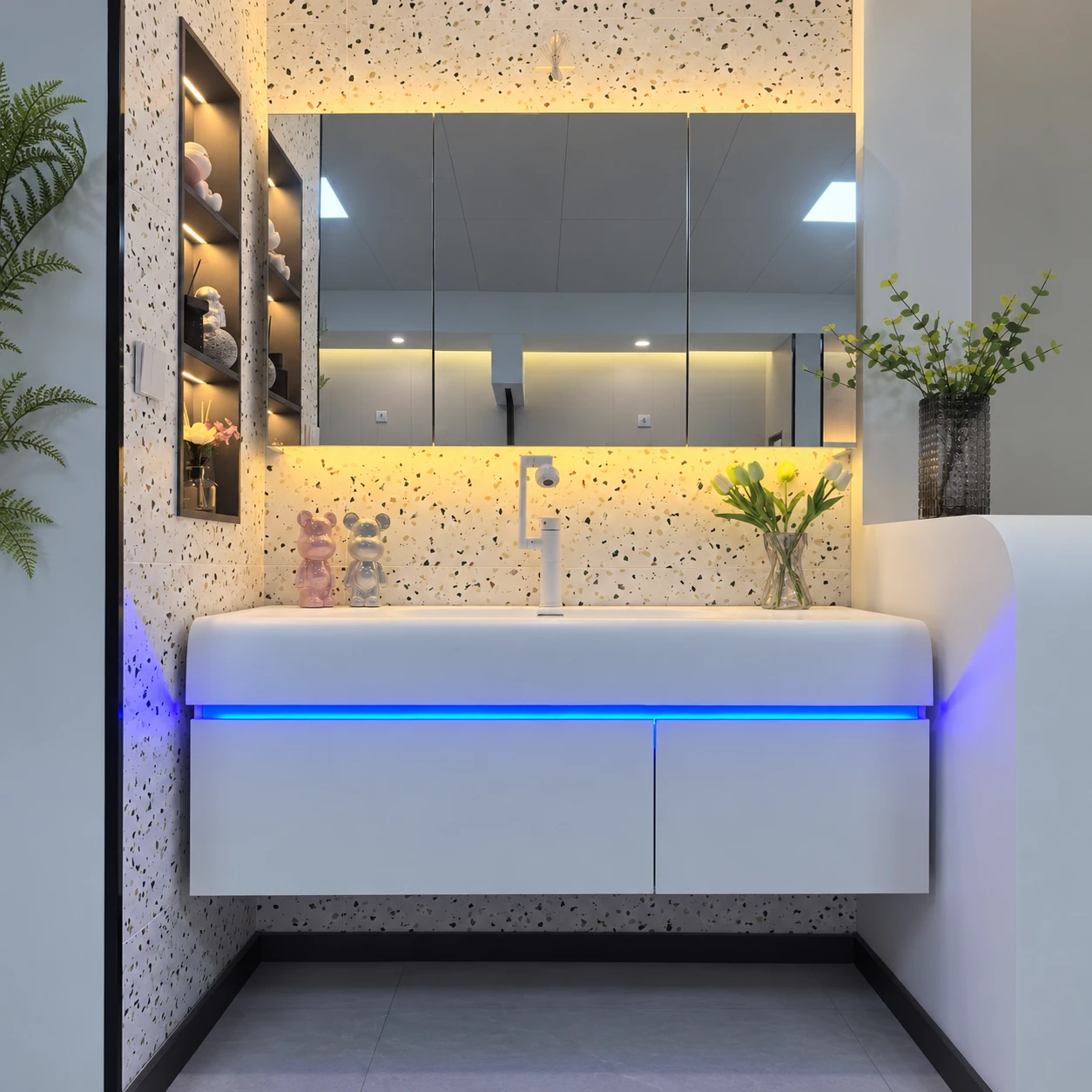 Mueble de baño de dos puertas en color claro con tira de luz azul - Zona de aseo del baño