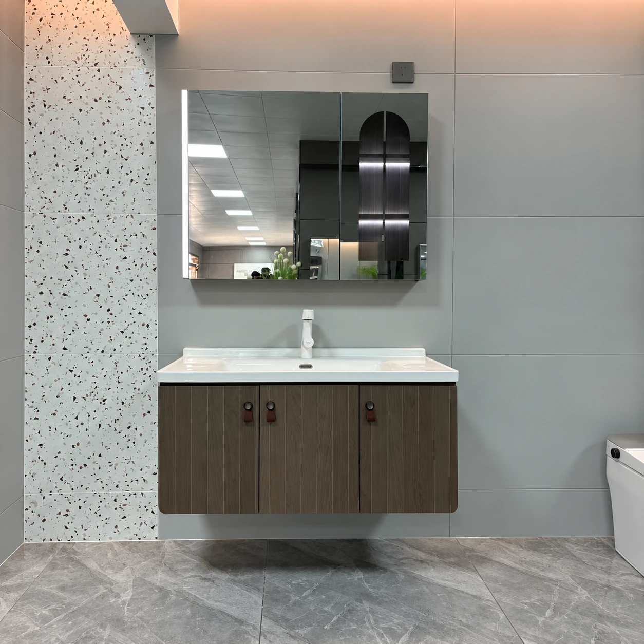 Mueble de baño de varias puertas con veta de madera oscura - Zona de lavado del baño