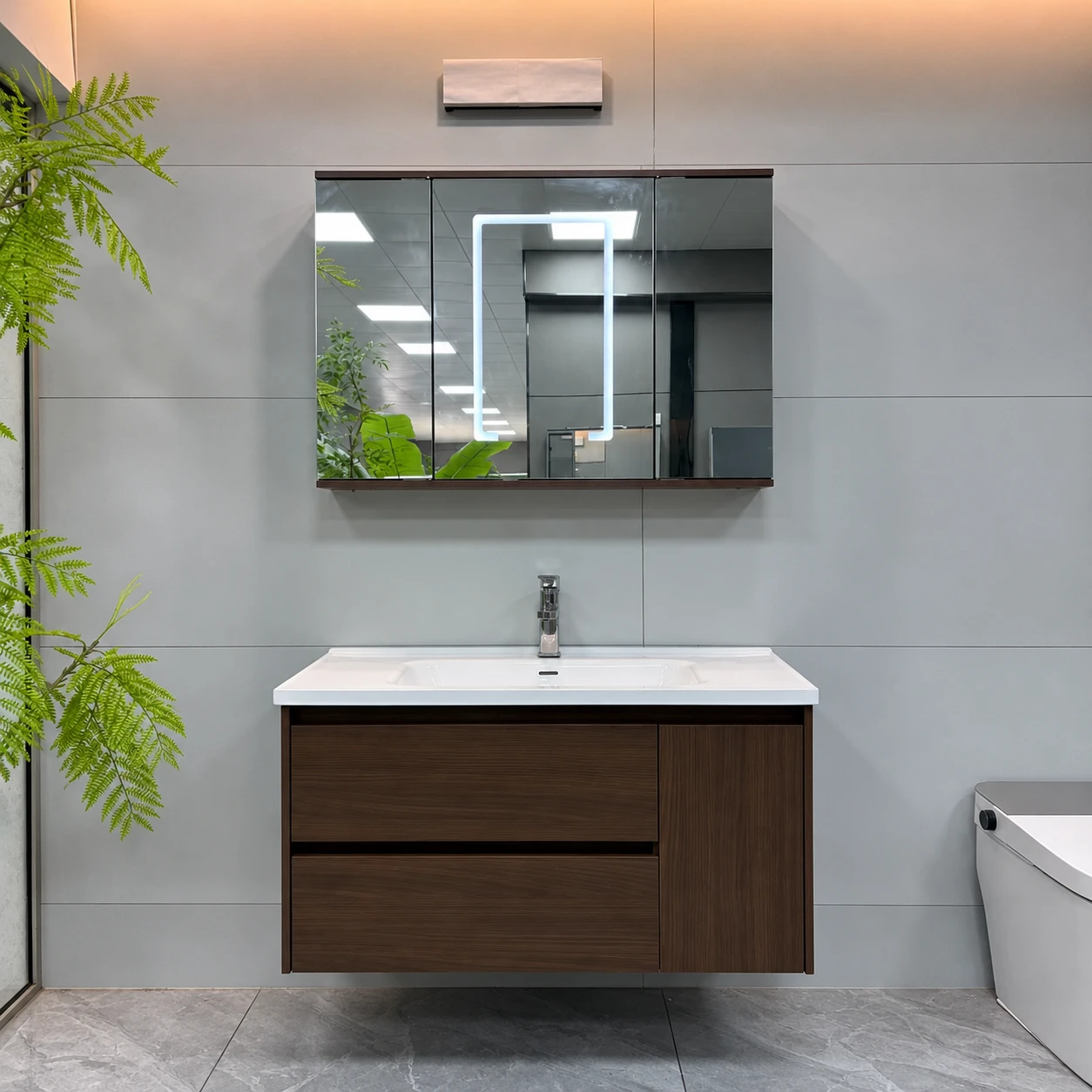 Mueble de baño de madera con vetas marrones de dos cajones con espejo con luz - Zona de lavado del baño