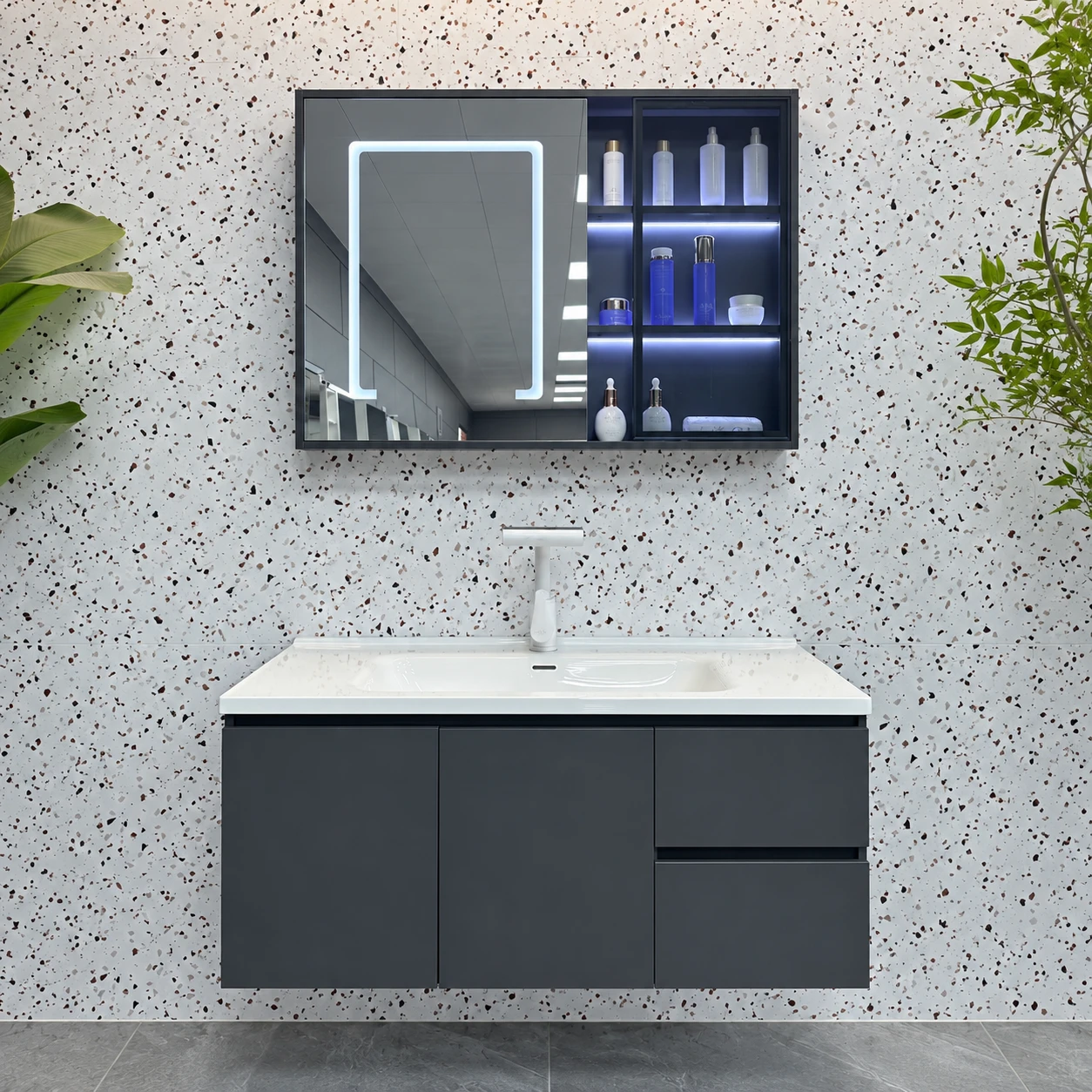Mueble de baño gris oscuro con espejo con estantes y tira de luz