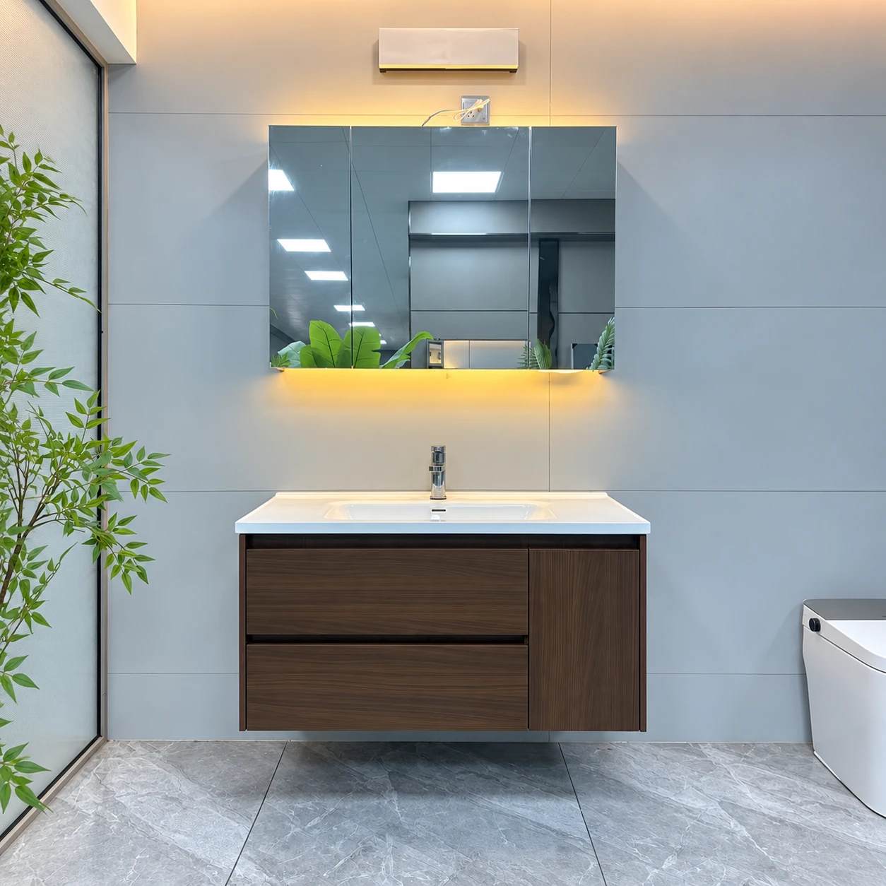 Meuble vasque en bois brun avec miroir complet - Espace lavabo de la salle de bain